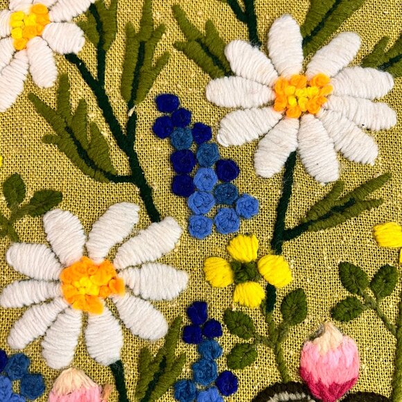 Vintage Framed Embroidery Crewel Art Floral Garden Bee Cottage Daisies - Picture 7 of 9